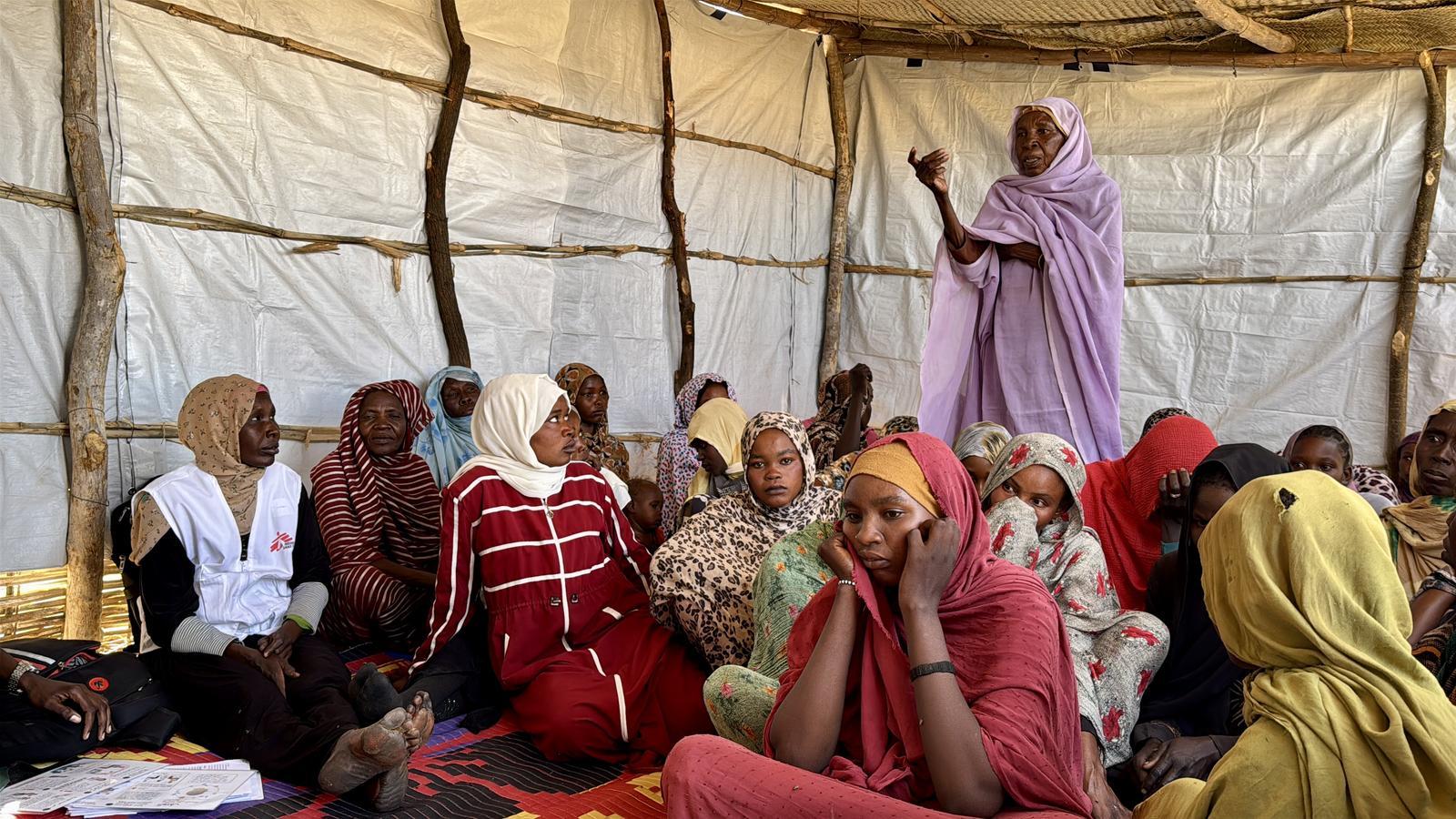 Mujeres en el campo de desplazados Daba Naira, en el Darfur del Norte, donde MSF realiza talleres sobre salud mental y violencia sexual para asegurarse de que las supervivientes de violaciones busquen ayuda.