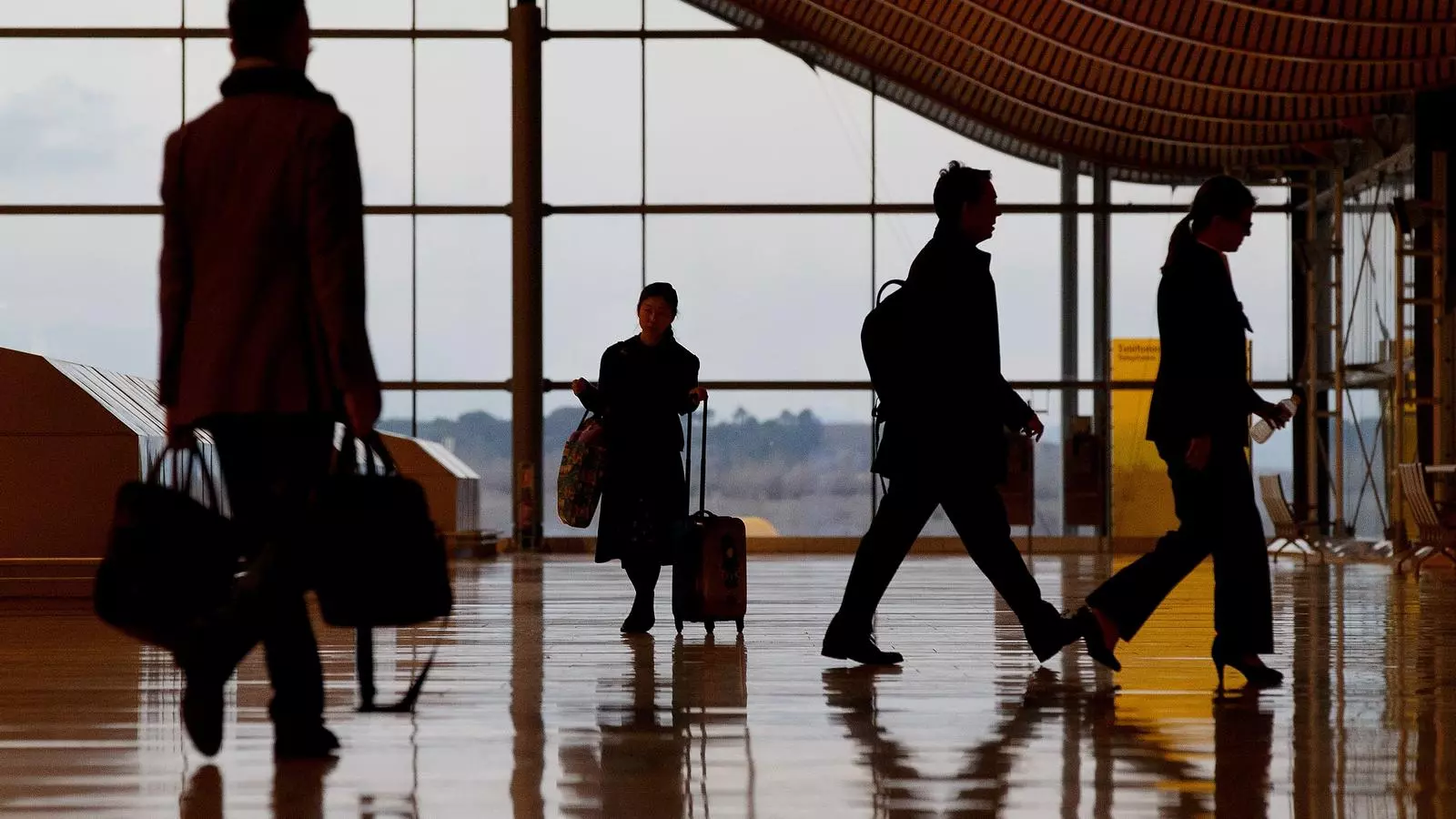 Passatgers a l'aeroport de Barajas, a Madrid.