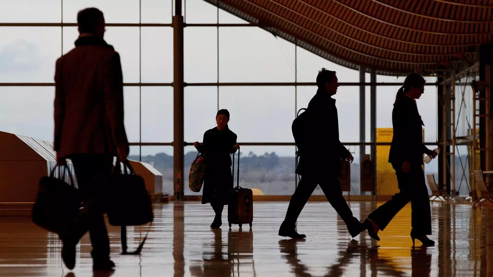 Passatgers a l'aeroport de Barajas, a Madrid.