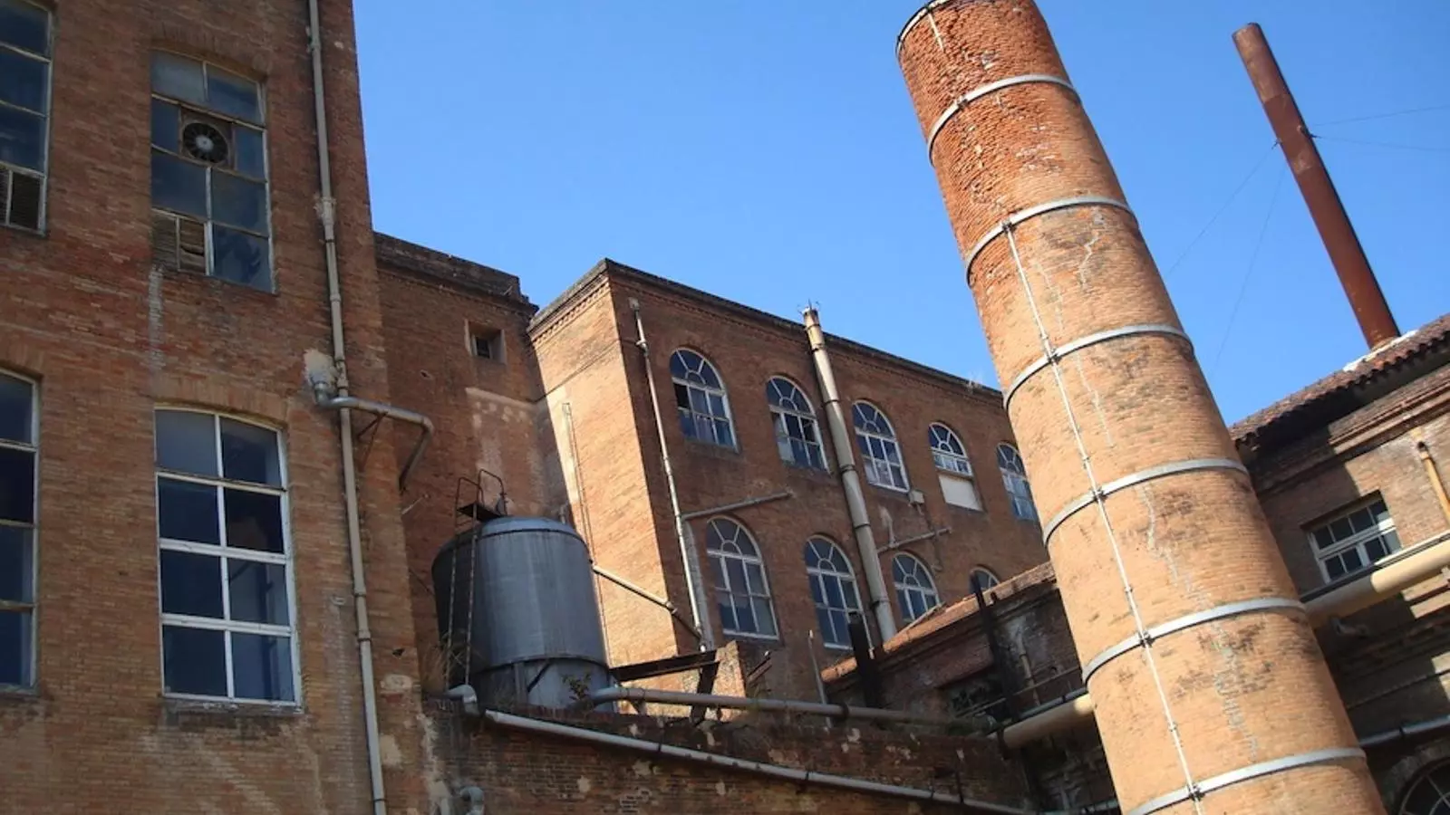 Façana de l'edifici Fabra i Coats, a Sant Andreu