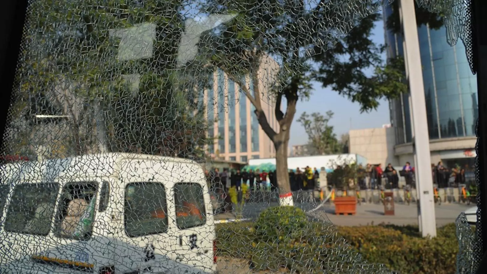 La seu provincial del Partit Comunista Xinès a Taiyuan vista a través del vidre trencat d'un cotxe per l'explosió. AFP