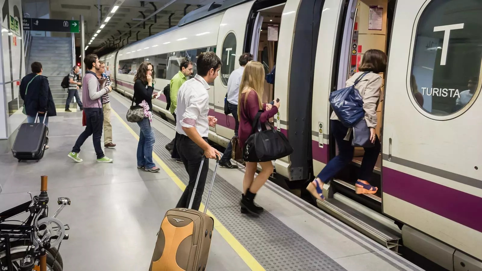Passatgers pujant a un tren de l'AVE.