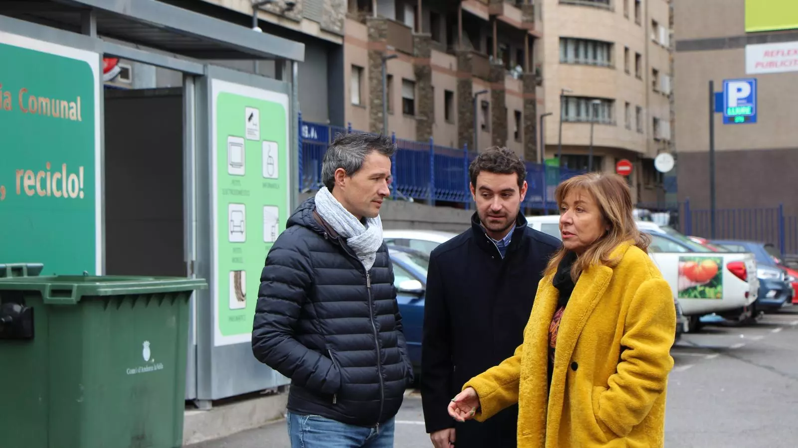 Els candidats a cònsols major i menor d'En Comú per Andorra la Vella, Conxita Marsol i David Astrié , amb el número 11, Adrià Espineta. / M. F.