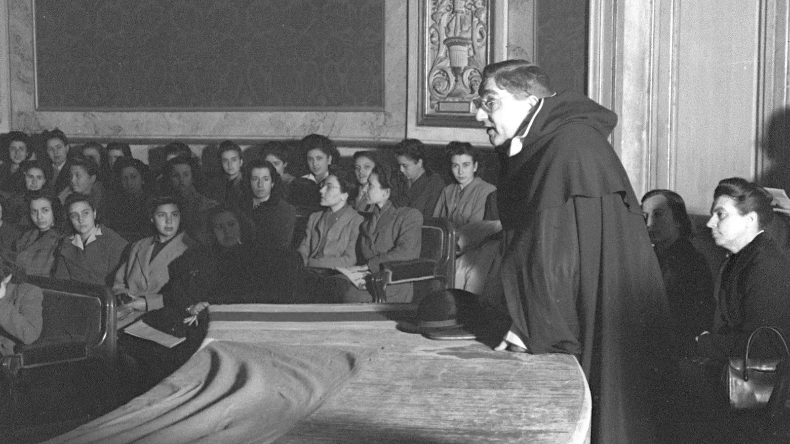 Acte d'inauguració d'un curs del Servei Social per a la dona universitària (Madrid, 1944).
