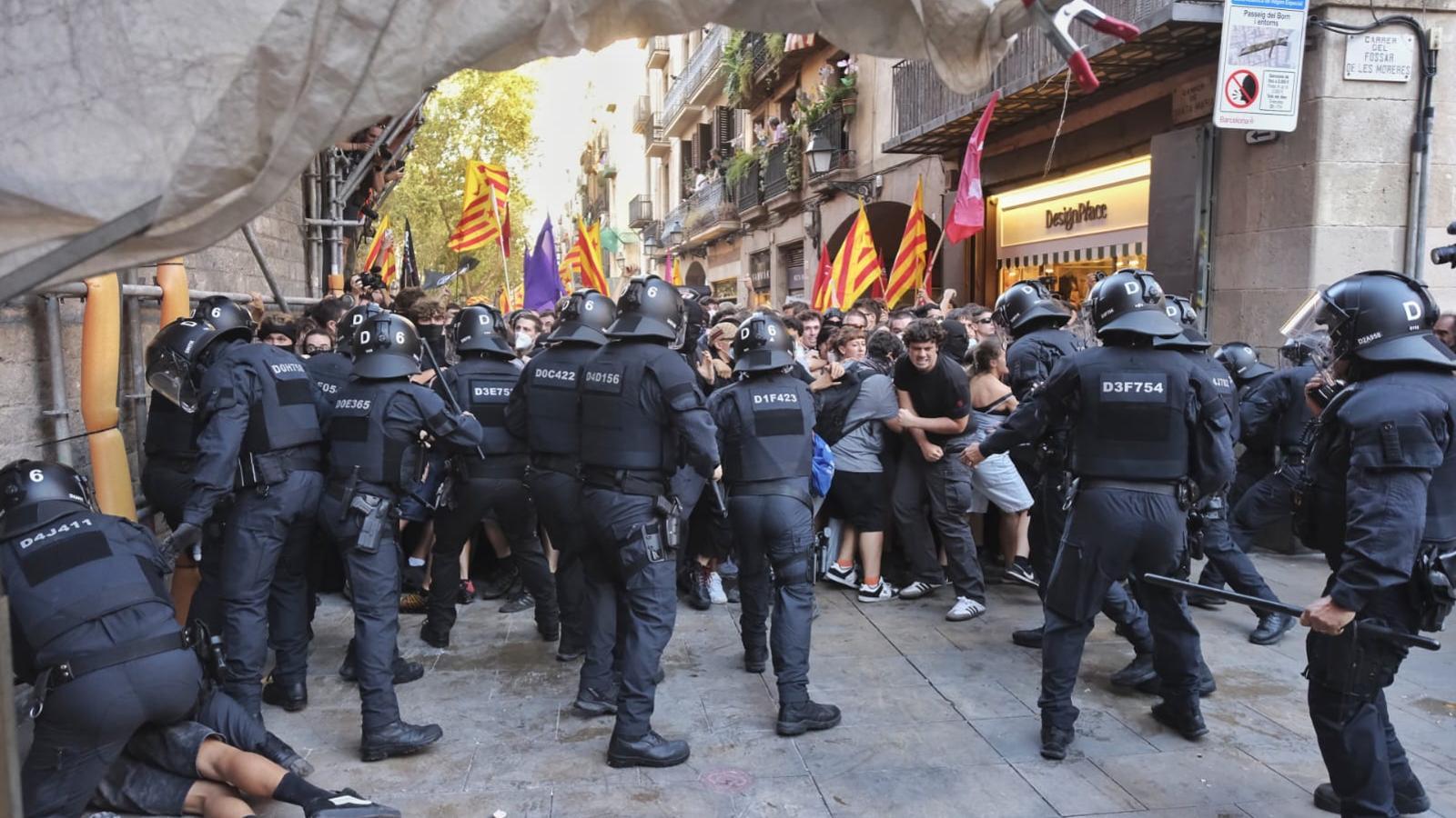 Los Mossos cargando contra los jóvenes de la izquierda independentista