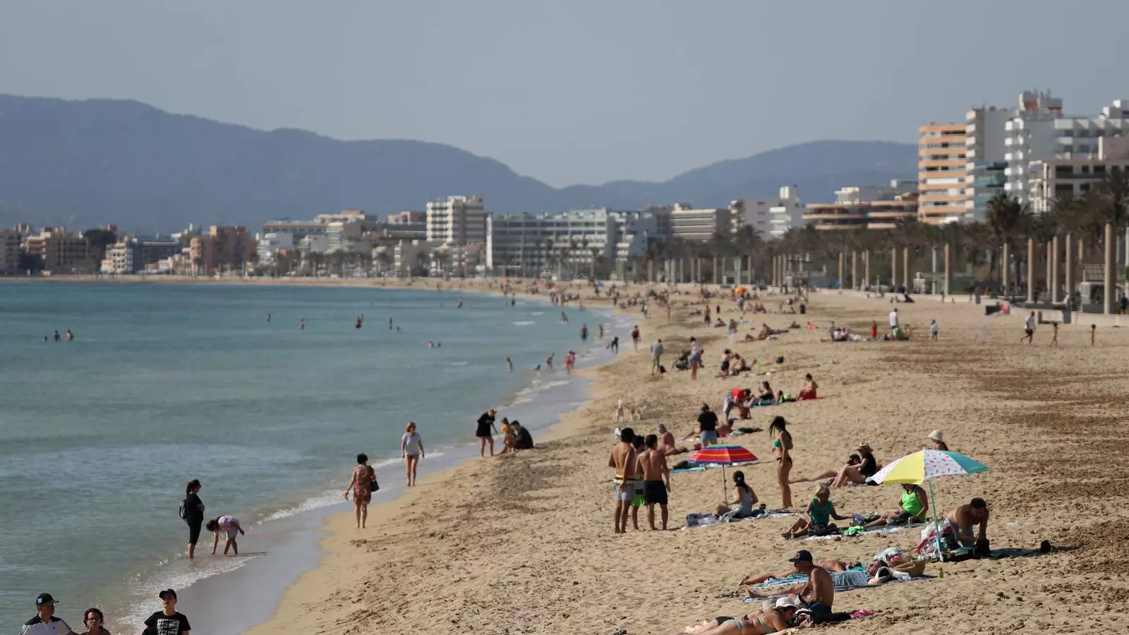 Els primers turistes que han arribat a Mallorca per Setmana Santa a la Platja de Palma