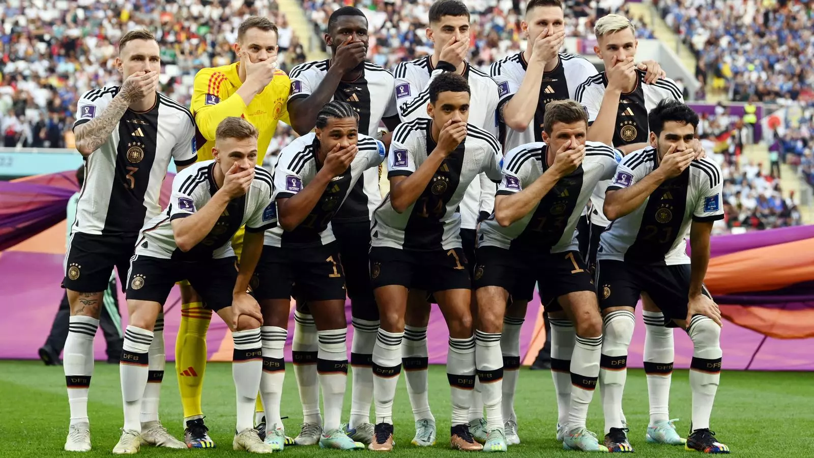 La selecció alemanya, amb la boca tapada en protesta per la censura de la FIFA