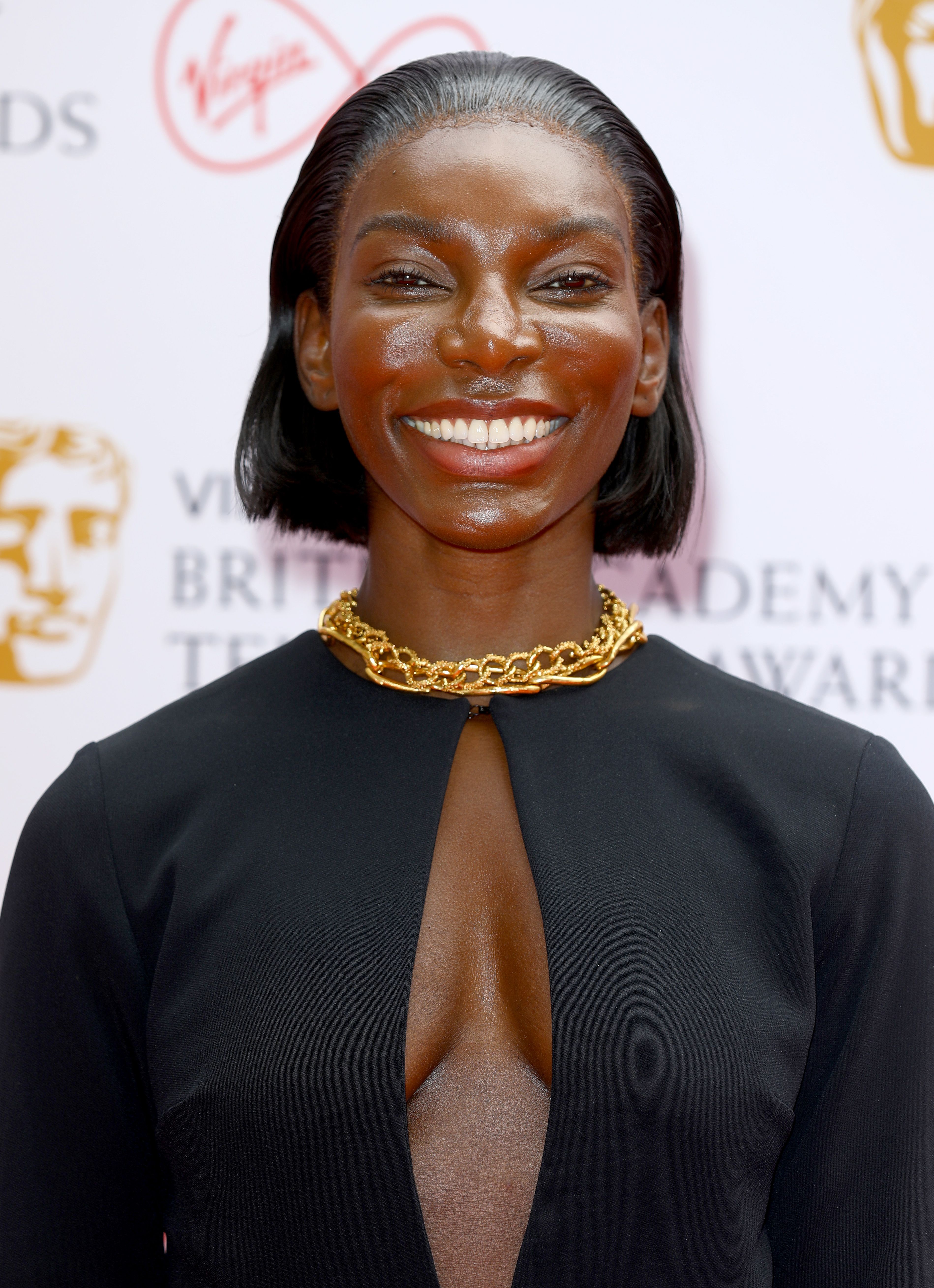 La actriz Michaela Coel a la alfombra roja de los Bafta 2021