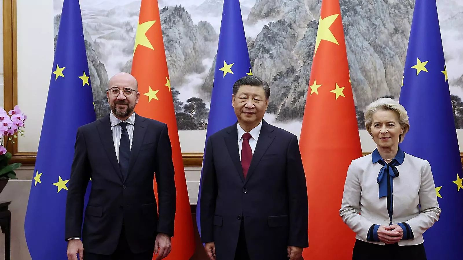 Charles Michel i Ursula von der Leyen, als laterals, amb el president xinès, Xi Jinping.