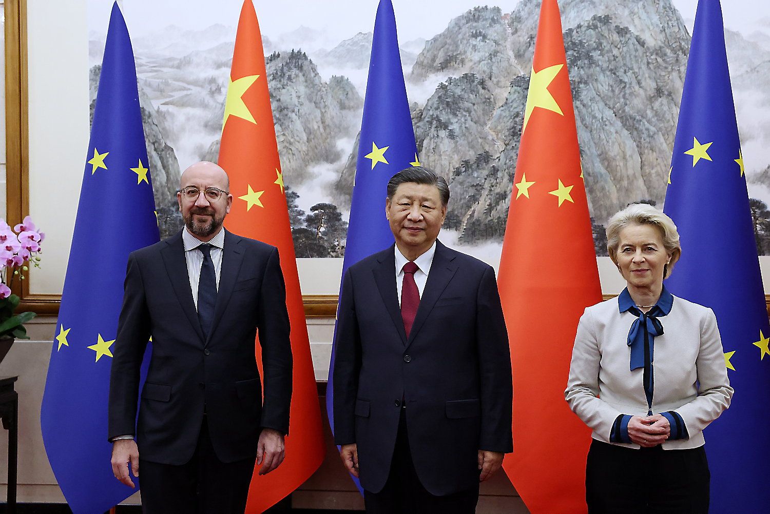 Charles Michel i Ursula von der Leyen, als laterals, amb el president xinès, Xi Jinping.