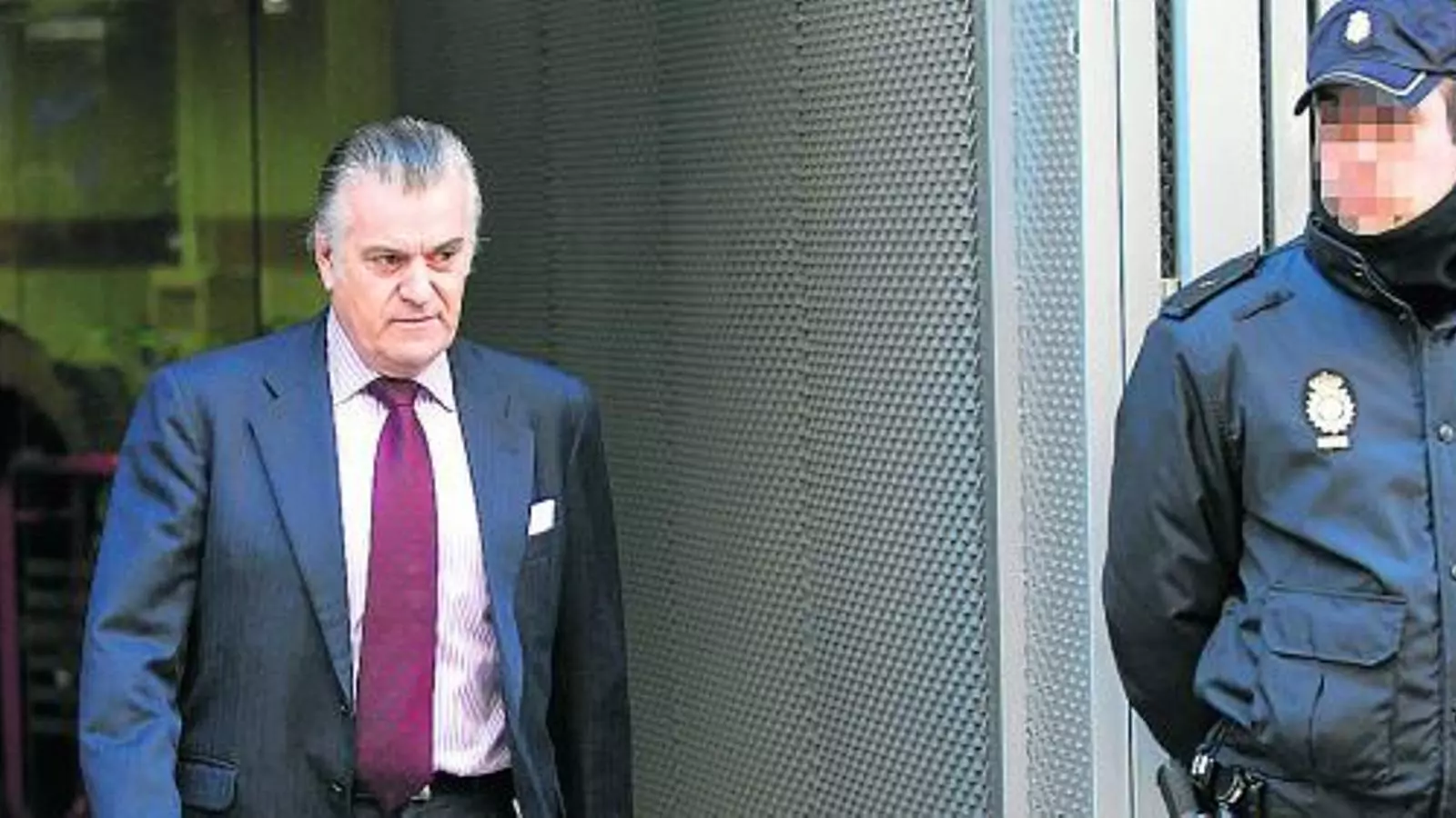L'extresorer del PP Luis Bárcenas sortint de l'Audiència Nacional al març.