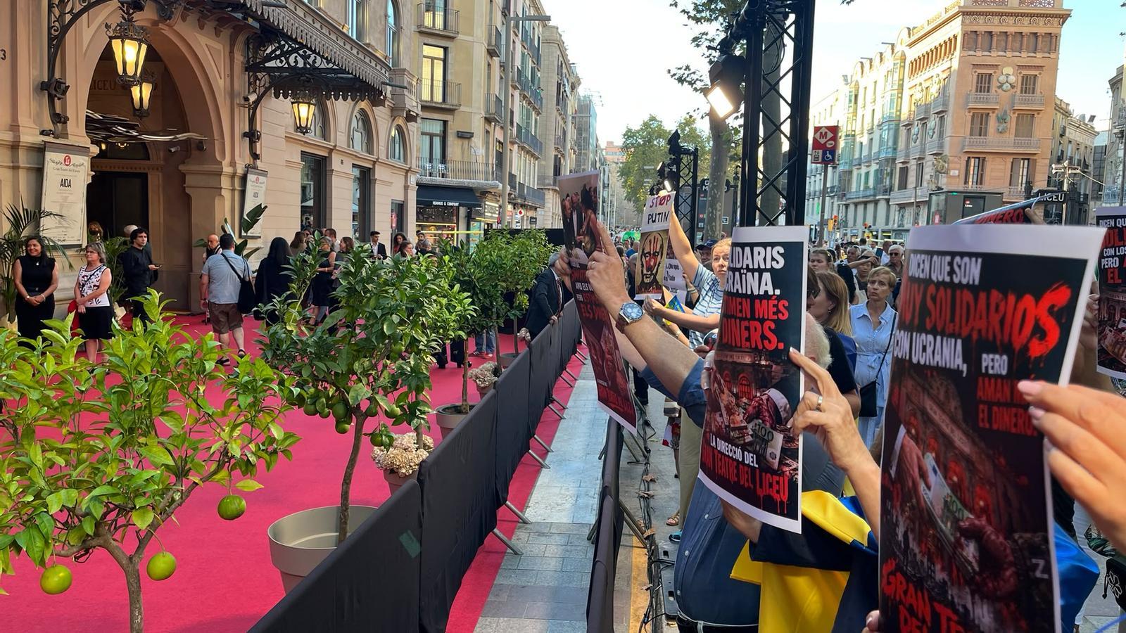 Dozens of Ukrainians protest in front of the Liceu for the presence of Anna Netrebko at the inaugural 'Aida'