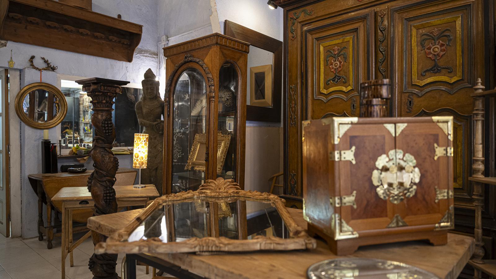 The interior of the furniture and artwork restoration shop Vell-Món on Ramon i Cajal street.