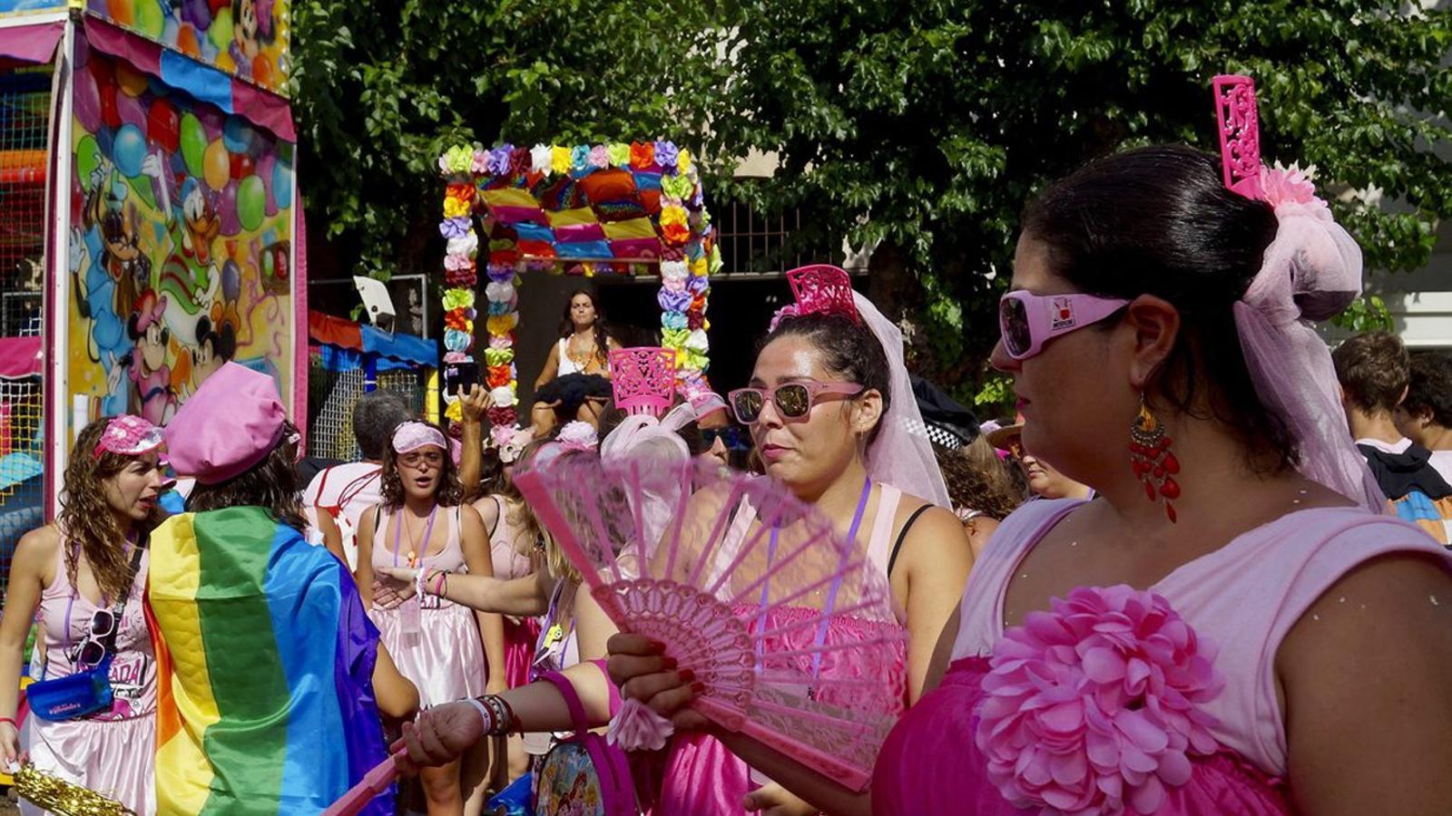 MULTITUD ROSA  Milers de persones seguiren  l’encontre entre els dos éssers mítics.
