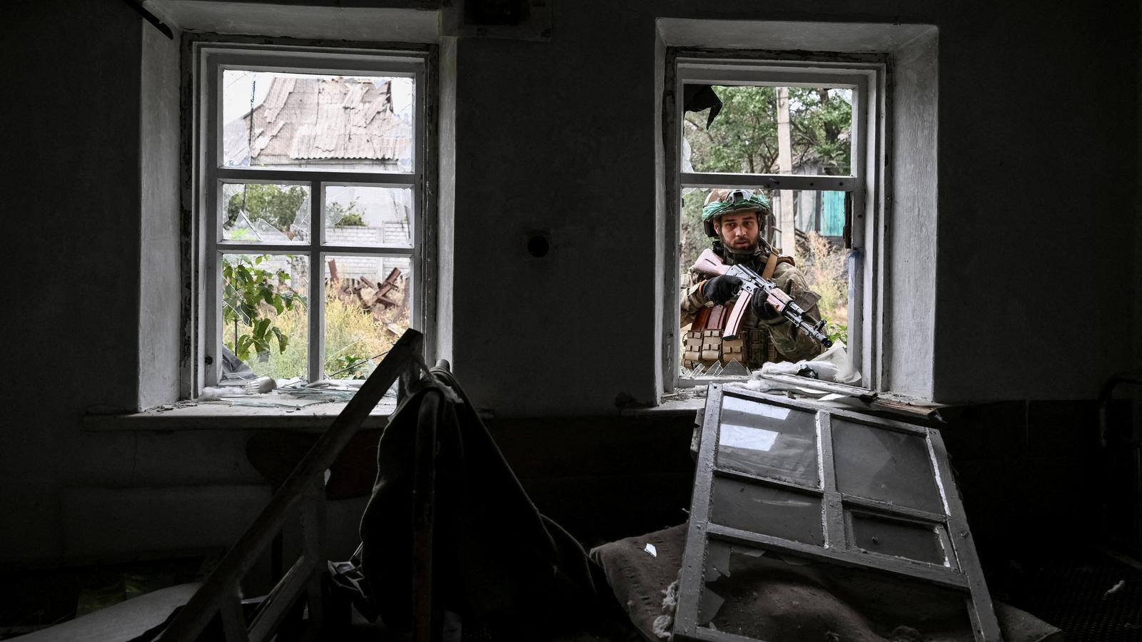 Un soldado ucraniano inspecciona una casa en Druzhkivka en la región de Donetsk.
