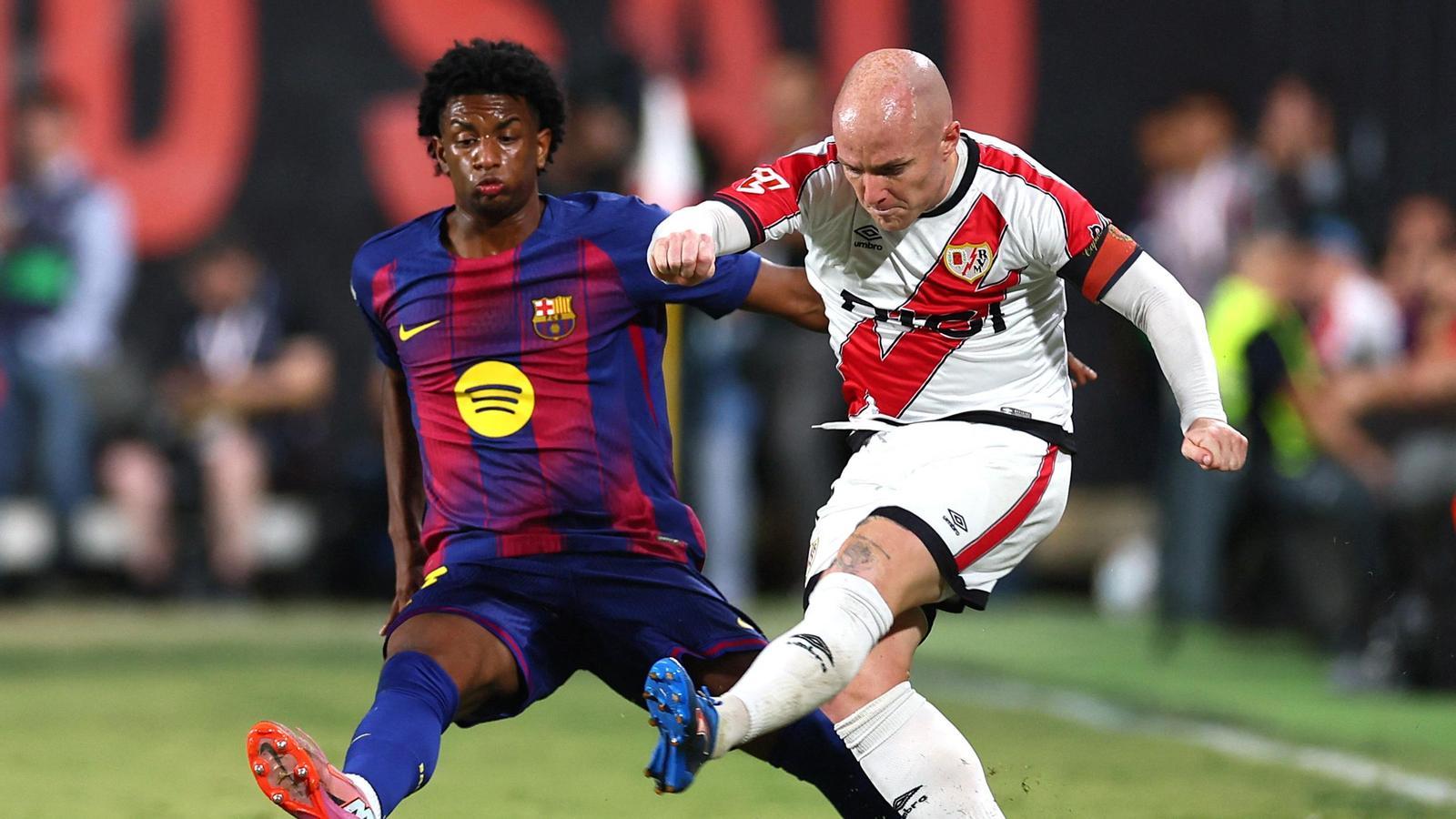 Alejandro Balde i Isi Palazon lluitant per la pilota.