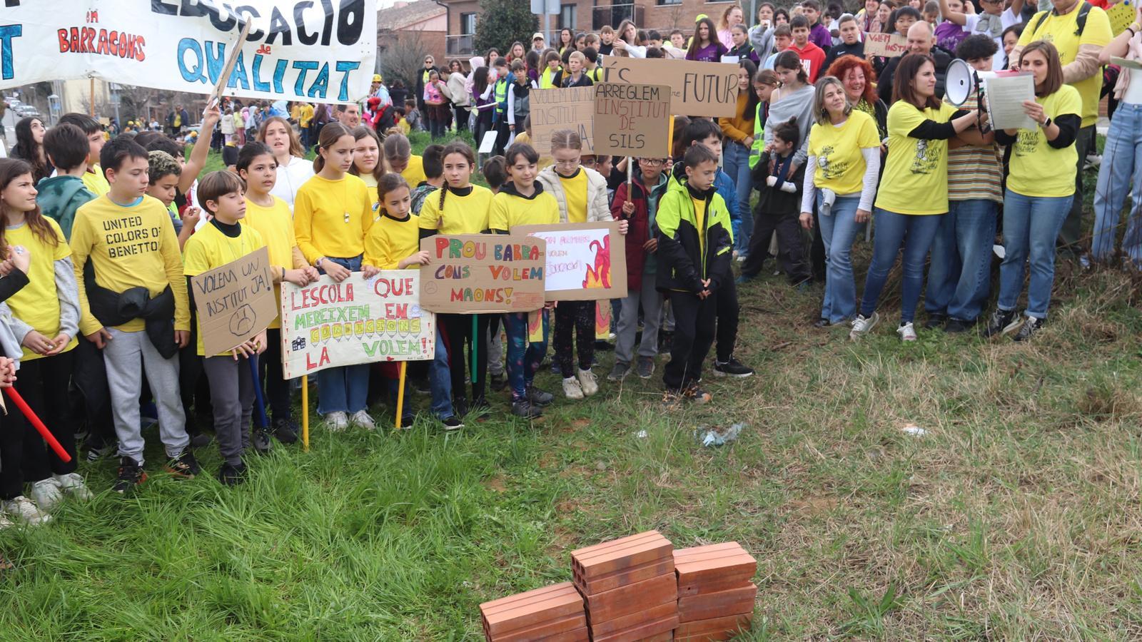 Manifestación en Sils por exigir un instituto nuevo.