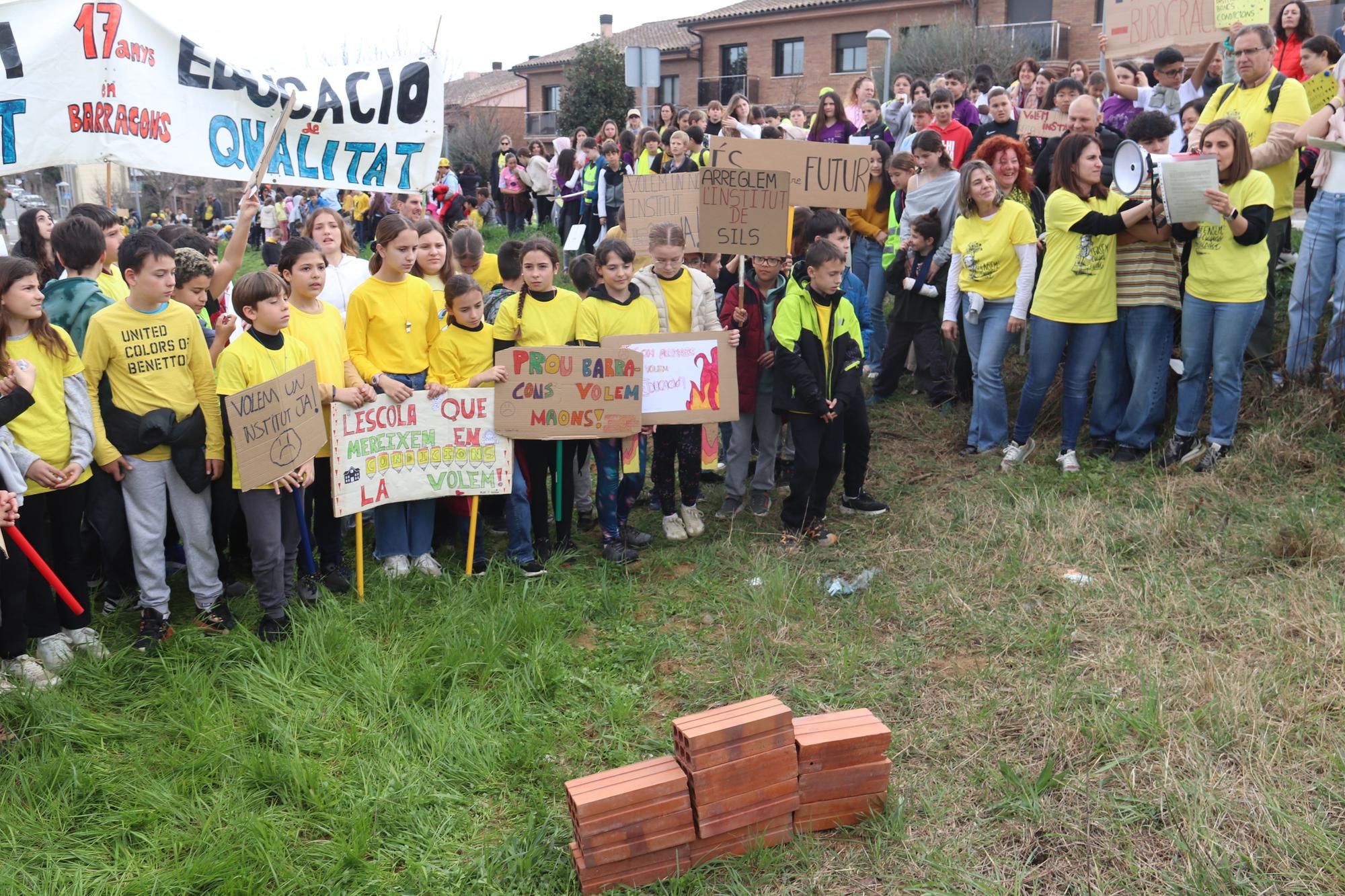 Manifestació a Sils per exigir un institut nou.