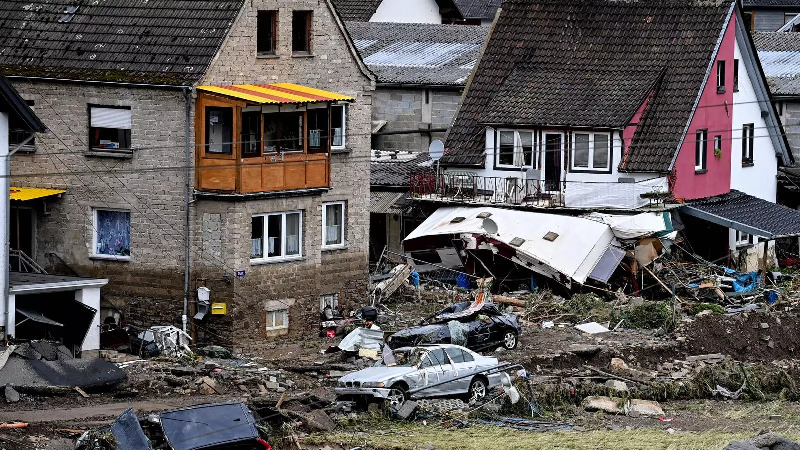 Cases y coches dañados después de la indundacio a Schuld, Alemania