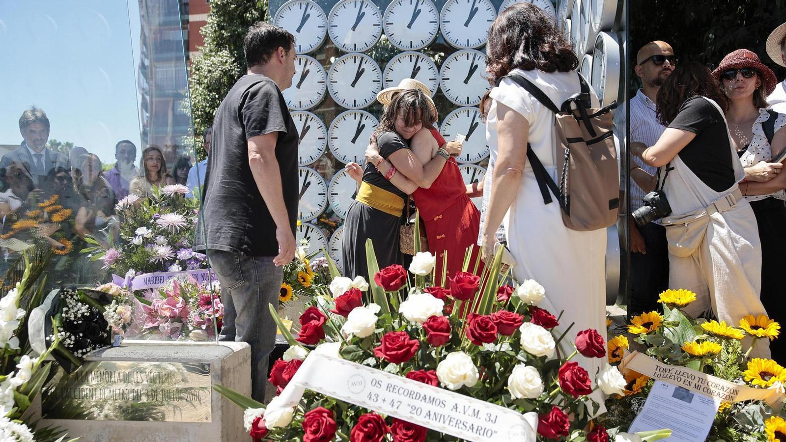 Una de las presidentas de la Asociación de Víctimas del Accidente de Metro del 3 de Julio del 2006, Beatriz Garrote, abraza a una de las representantes de las asociaciones de víctimas del daño durante el acto celebrado este viernes con motivo del vigésimo aniversario de la catástrofe.