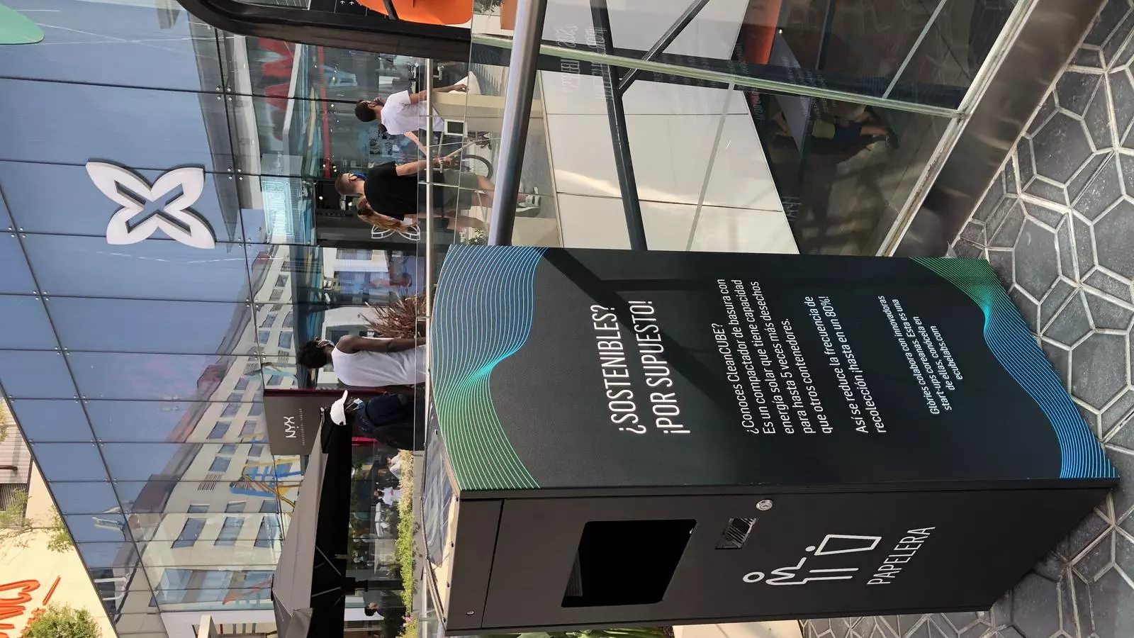 Un dels cubells de brossa intel·ligents d'Ecube Labs, al centre comercial Les Glòries