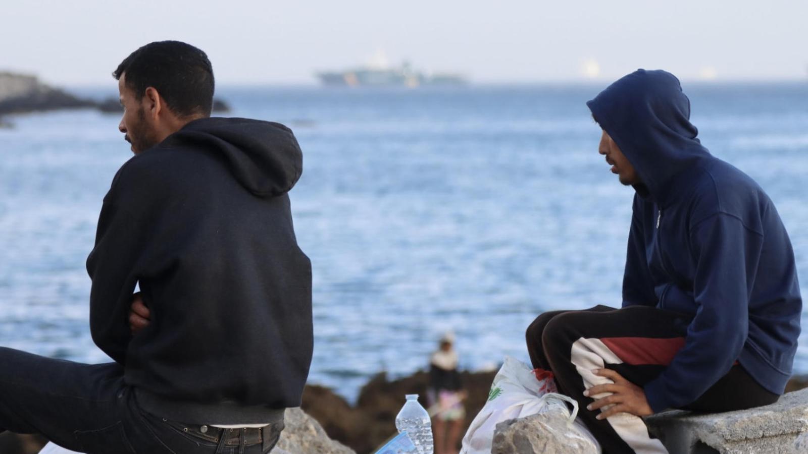 Viste una de las playas donde malviven algunos de los migrantes que llegaron a Ceuta hace un mes.
