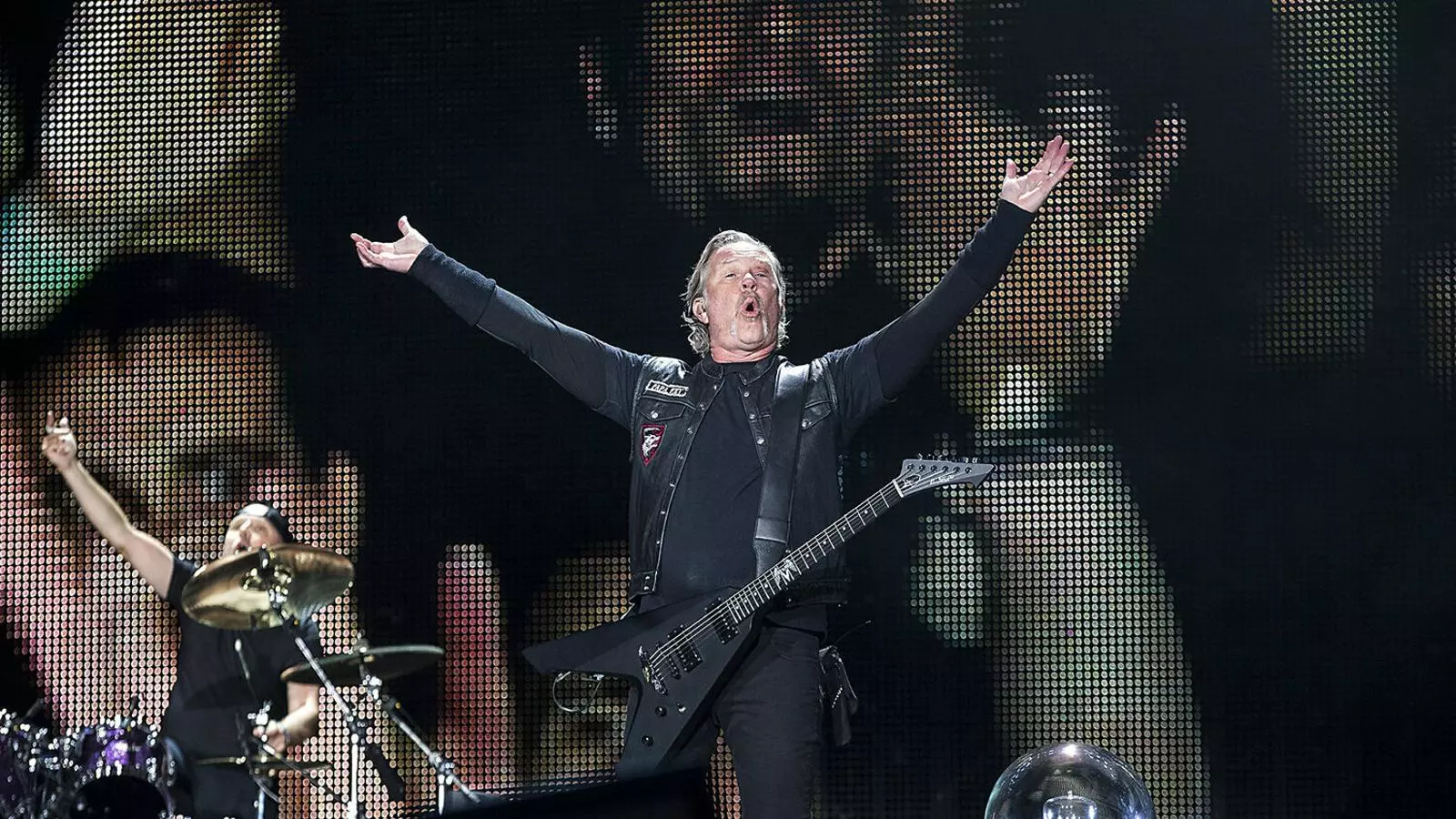 Metallica naveguen amb vent a favor en un mar de banyes