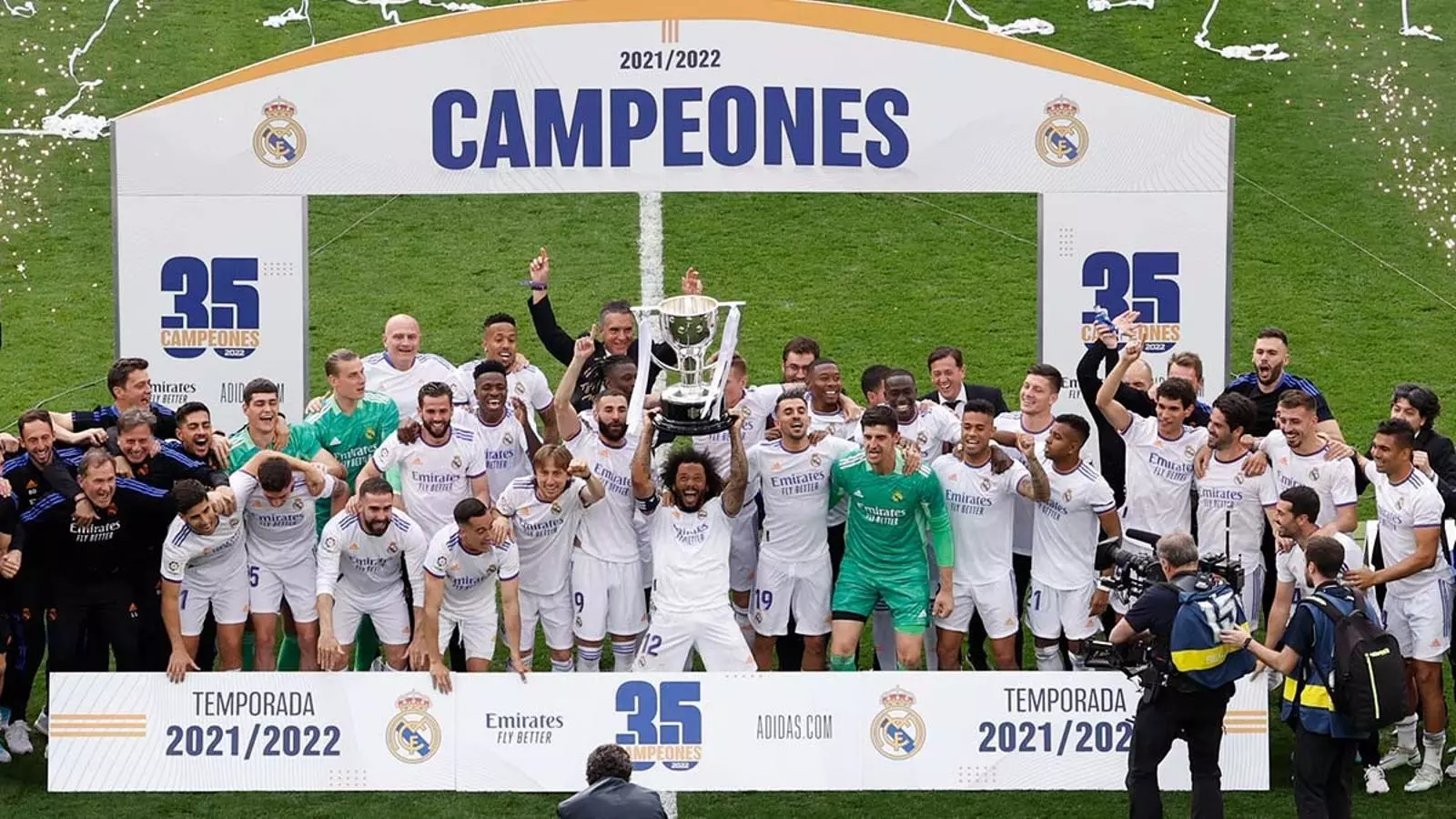 El Reial Madrid ha aixecat el títol de Lliga després d'imposar-se a l'Espanyol