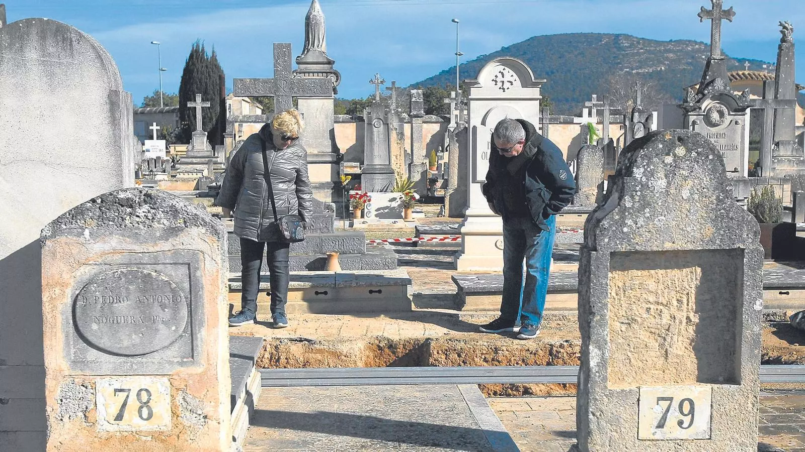 Dues persones a peu de fossa al cementeri de Llucmajor.