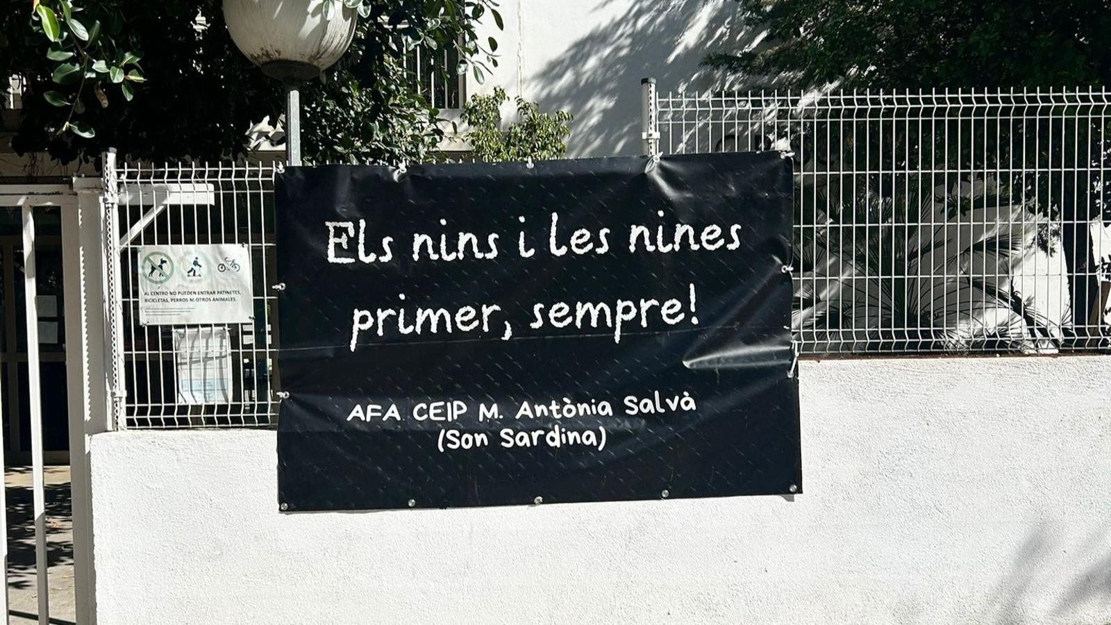 Pancarta al CEIP Son Pisà el quart dia vaga per la incorporació del docent condemnat.