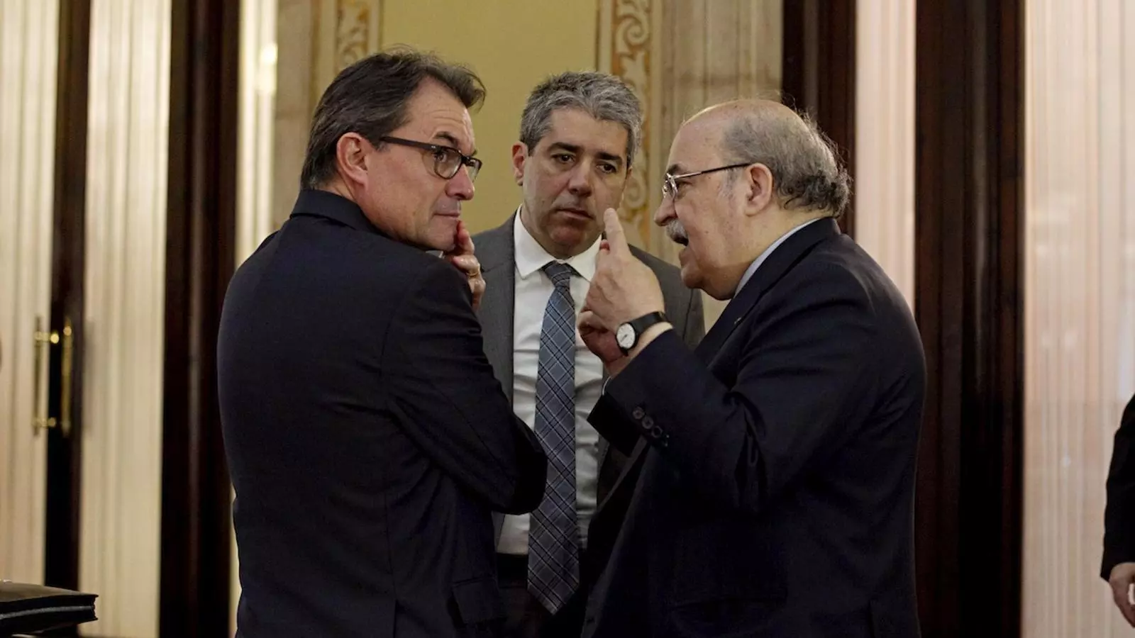 Mas conversa amb Mas-Colell i Homs als passadissos del Parlament / PERE TORDERA