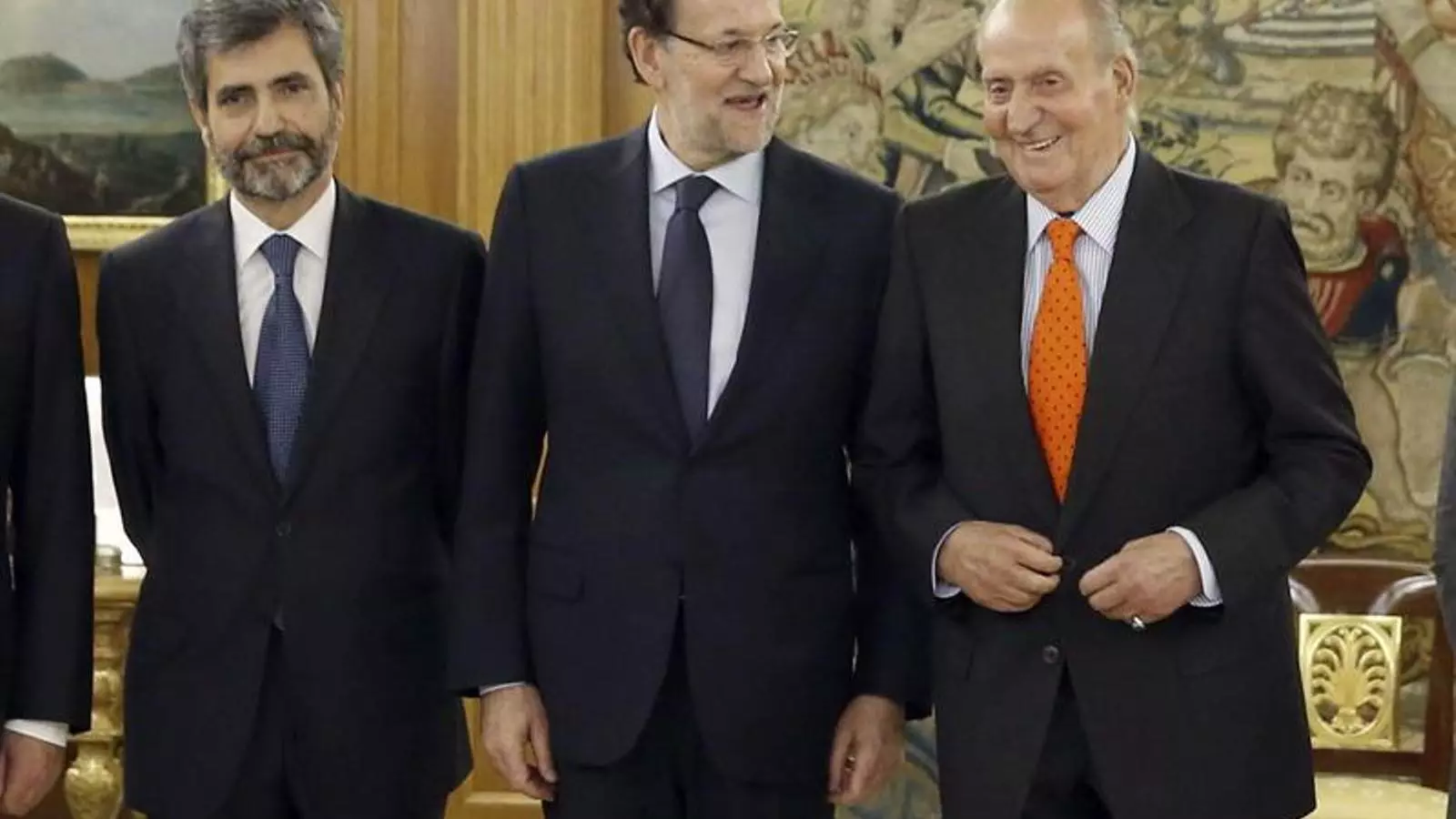 Rajoy i el rei Joan Carles parlant aquest dimecres. Al seu costat Carlos Lesmes, nou president del TS i del CSPJ / EFE