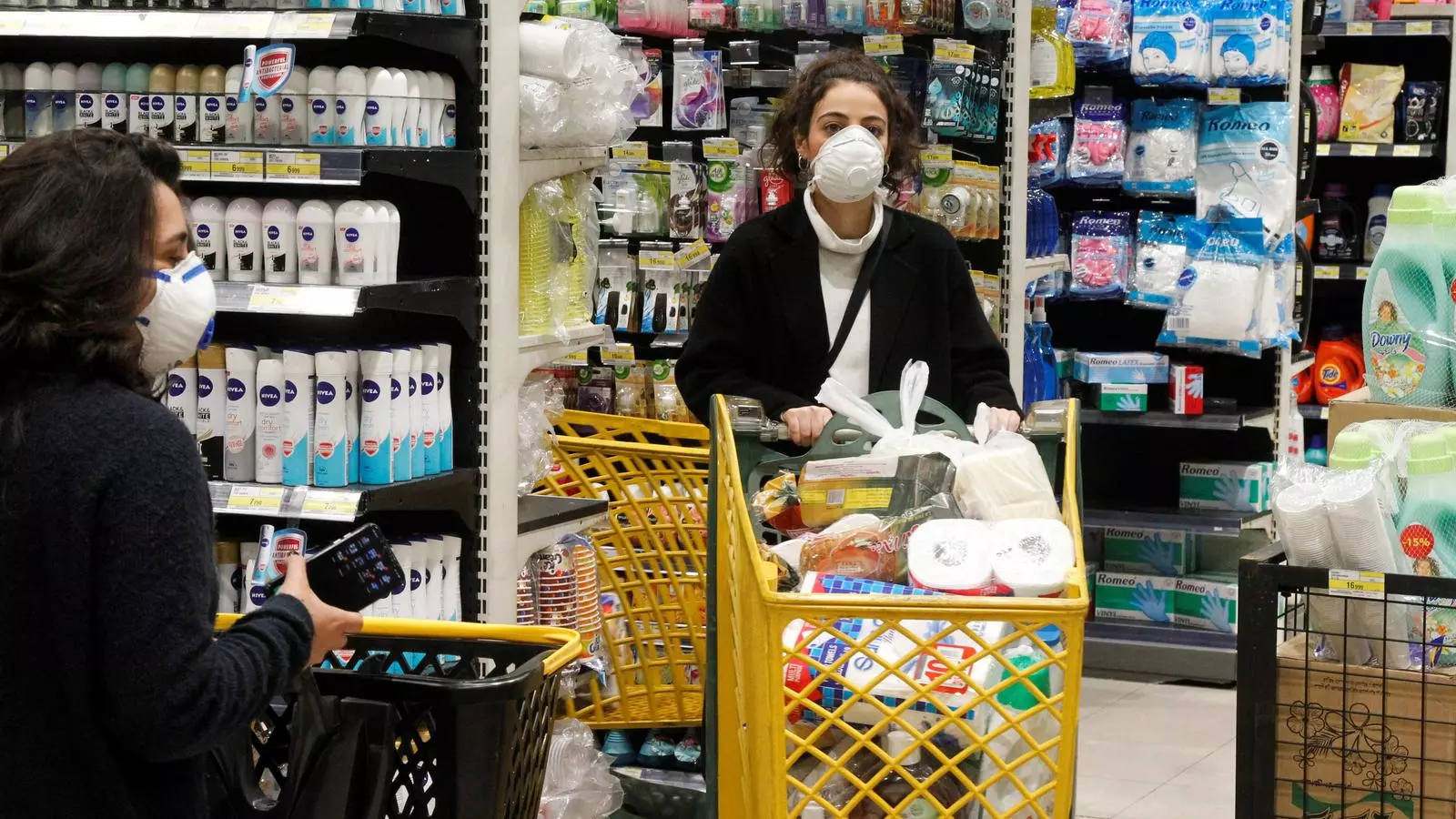Dues dones carregant queviures en un supermercat del Líban, protegides amb mascaretes