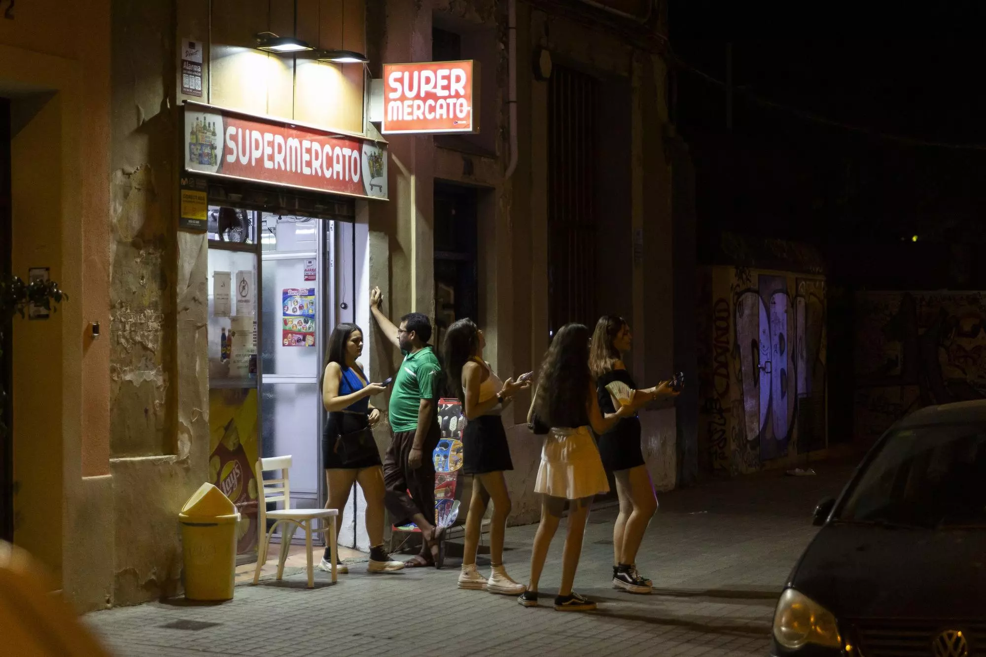 Una botiga d'alimentació del carrer Álaba del Poblenou, que no ha tancat a les deu.