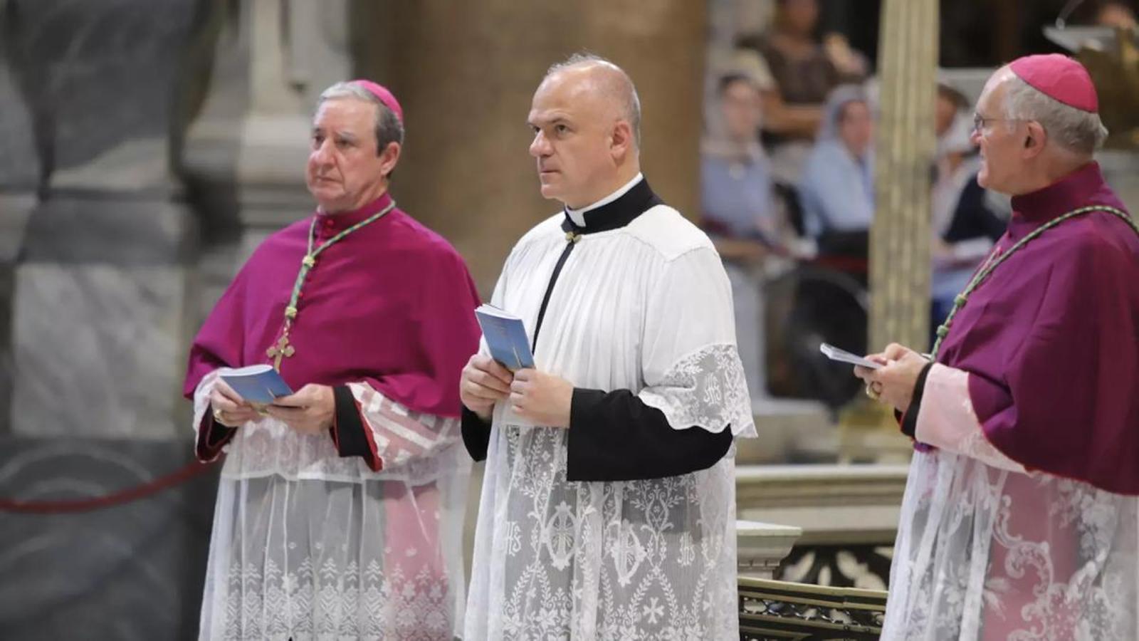 Davide Pagliarani (en el centro de la imagen) superior general de la Fraternidad Sacerdotal San Pío X, firma la carta dirigida al Papa León XIV y firmada en Ecône, con fecha del 30 de junio de 2026