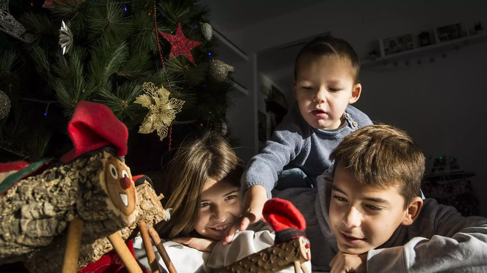 A casa l’Aleix, la Sara i el Gerard, fan el Tió i hi arriben els Reis d'Orient