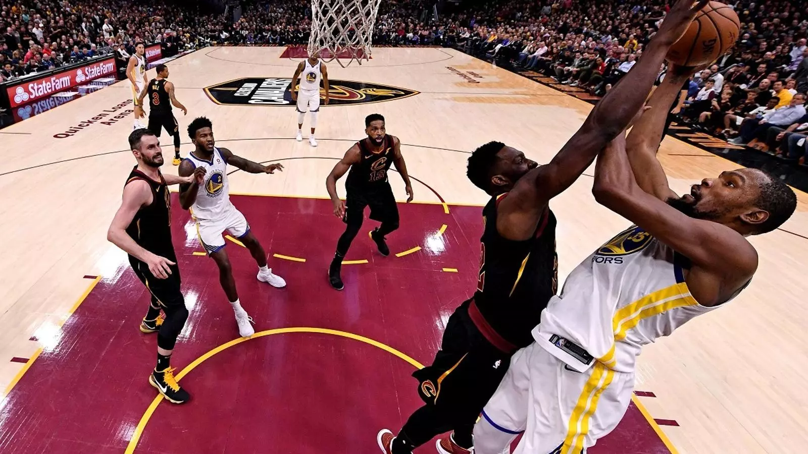 Kevin Durant prova la cistella davant l'oposició de Jeff Green