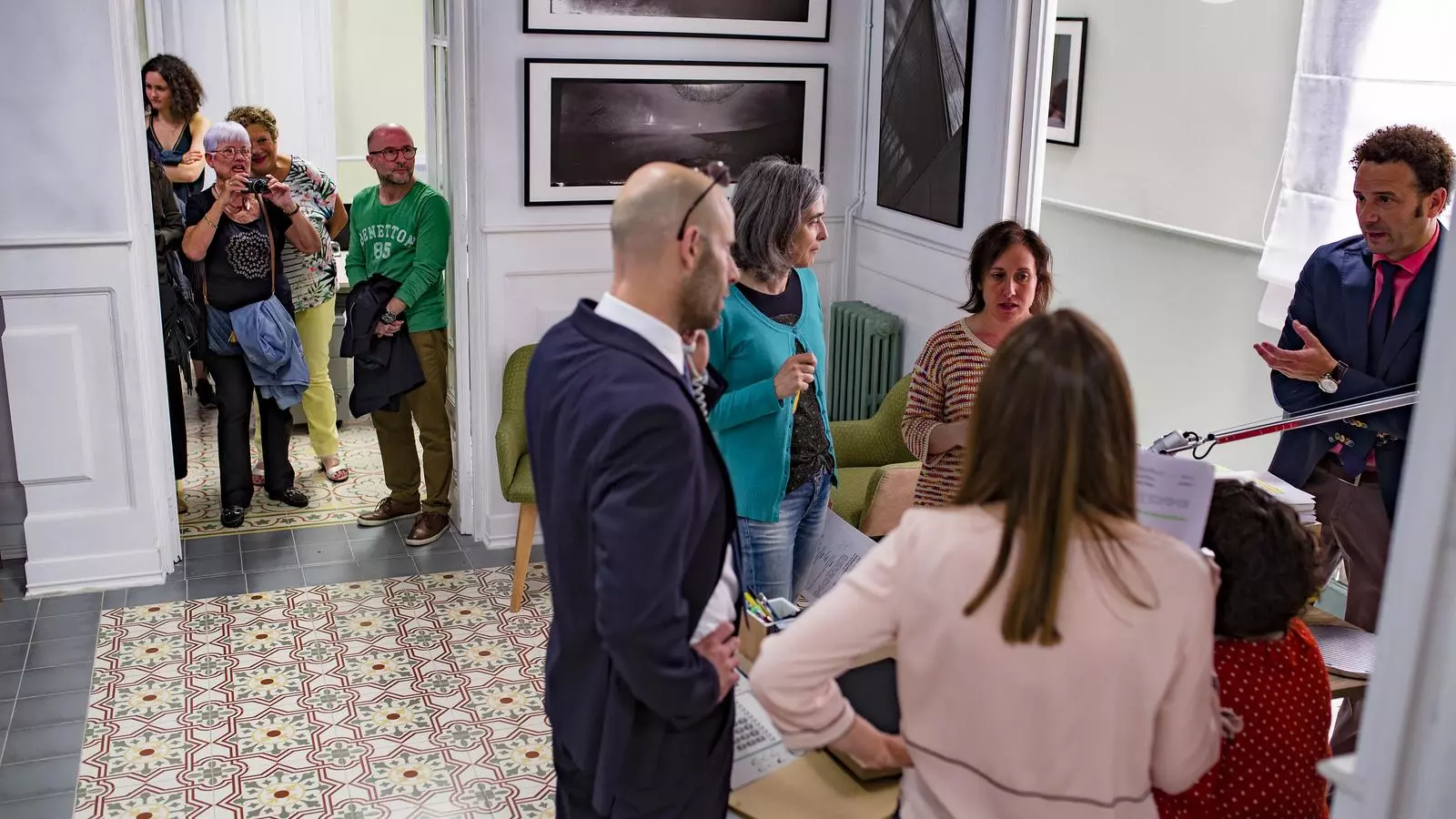 Els visitants al rodatge de 'Com si fos ahir' observen l'assaig d'una seqüència
