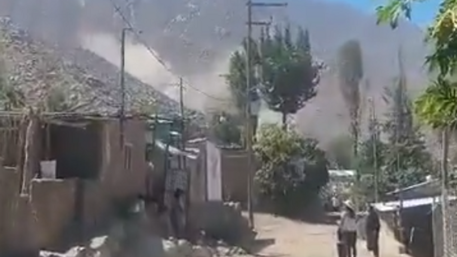 The earthquake has formed sand dust clouds in various areas such as Coracora (in the image), a town in the Ayacucho region, but for now no serious material damage has been reported.