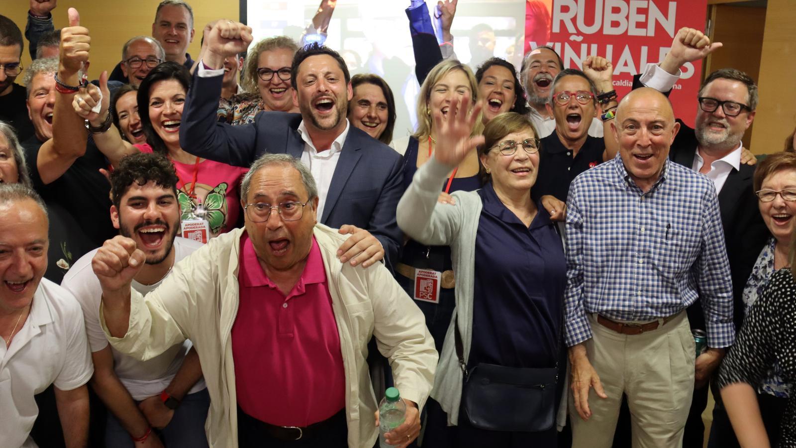 Rubén Viñuales, celebrant la victoria a la seu del PSC de Tarragona