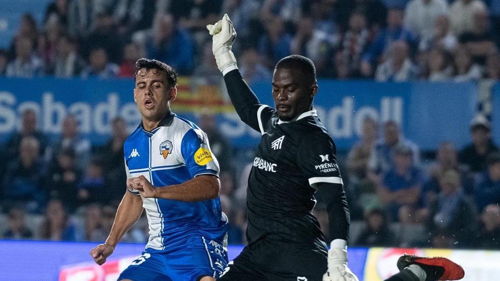 Joel Priego, del Sabadell, en acción