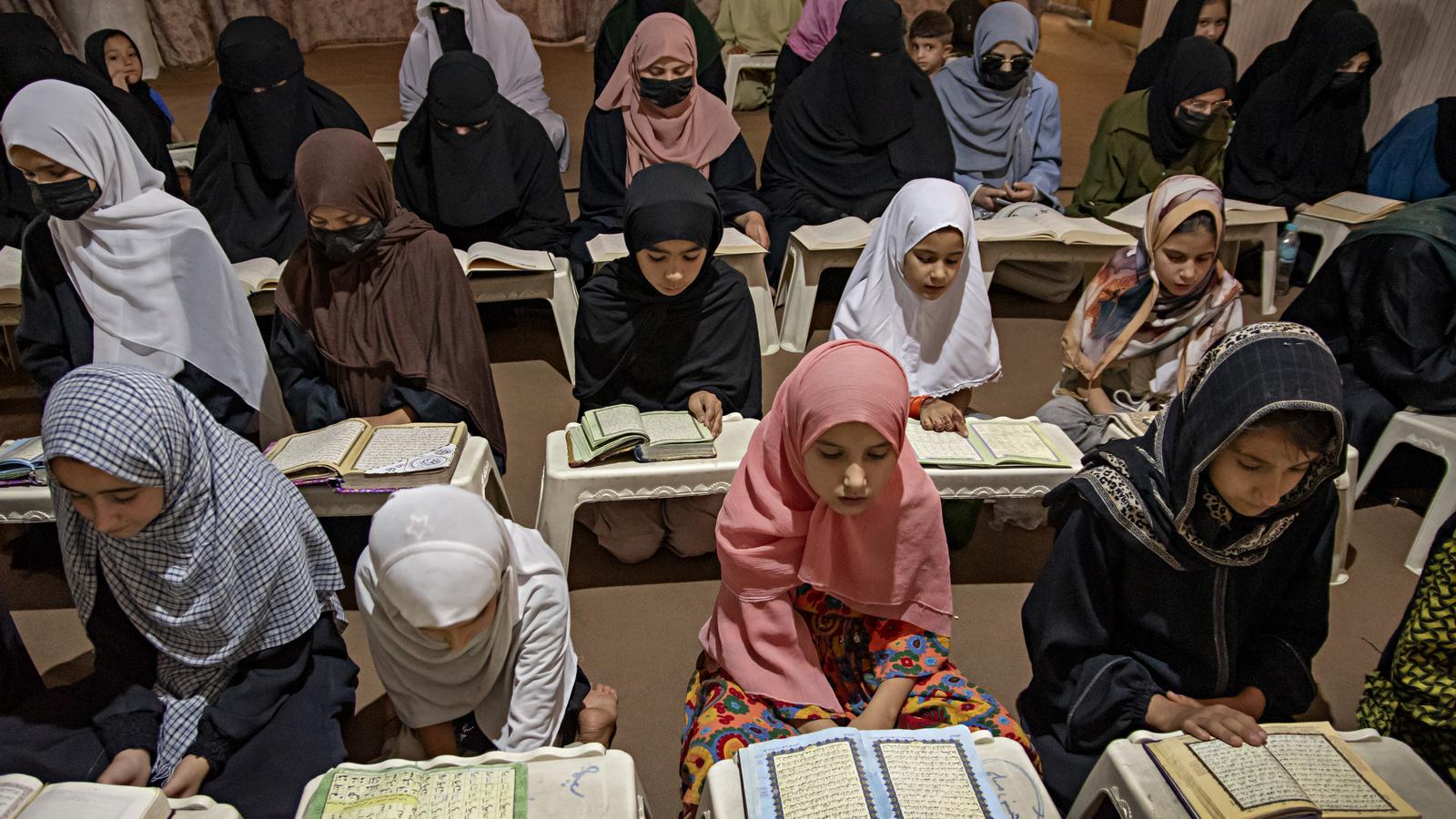 Niñas y chicos estudian el Corán en una escuela islámica en Kabul, la semana pasada.