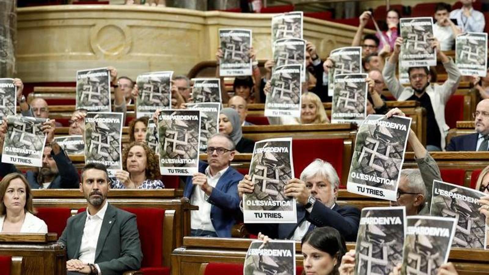 Deputies from Junts, ERC, Comuns and the CUP exhibit posters to vindicate the figure of president Lluís Companys at the plenary session of the Parliament.