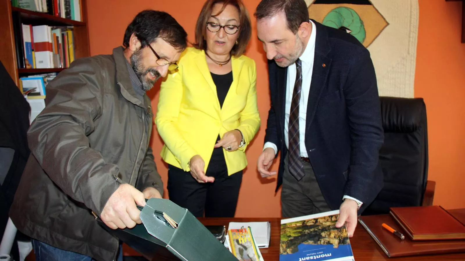Ramon Espadaler, amb l'alcaldessa d'Ulldemolins, Misericòrdia Montlleó, ha rebut obsequis de l'ajuntament i de la cooperativa / ACN