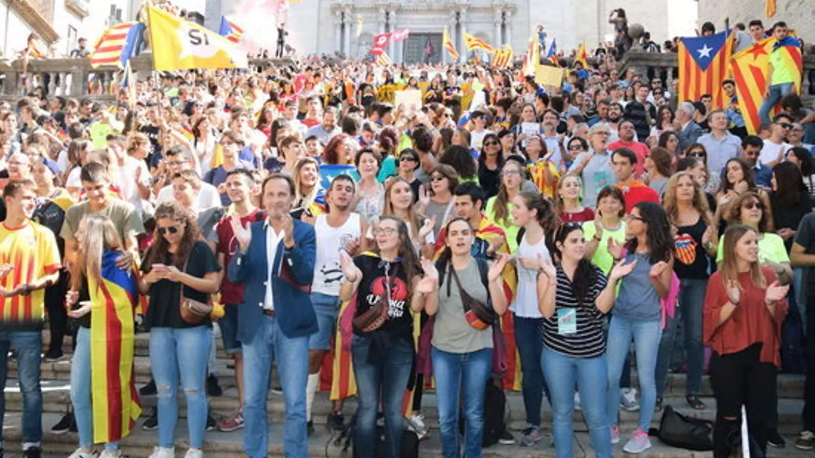 Els estudiants i treballadors de la UdG durant la manifestació a favor de la democràcia