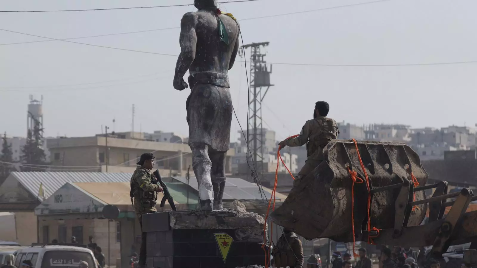 Milícies sirianes, que tenen l'ajuda d'Ankara, enderroquen una estàtua kurda al centre d'Afrin.