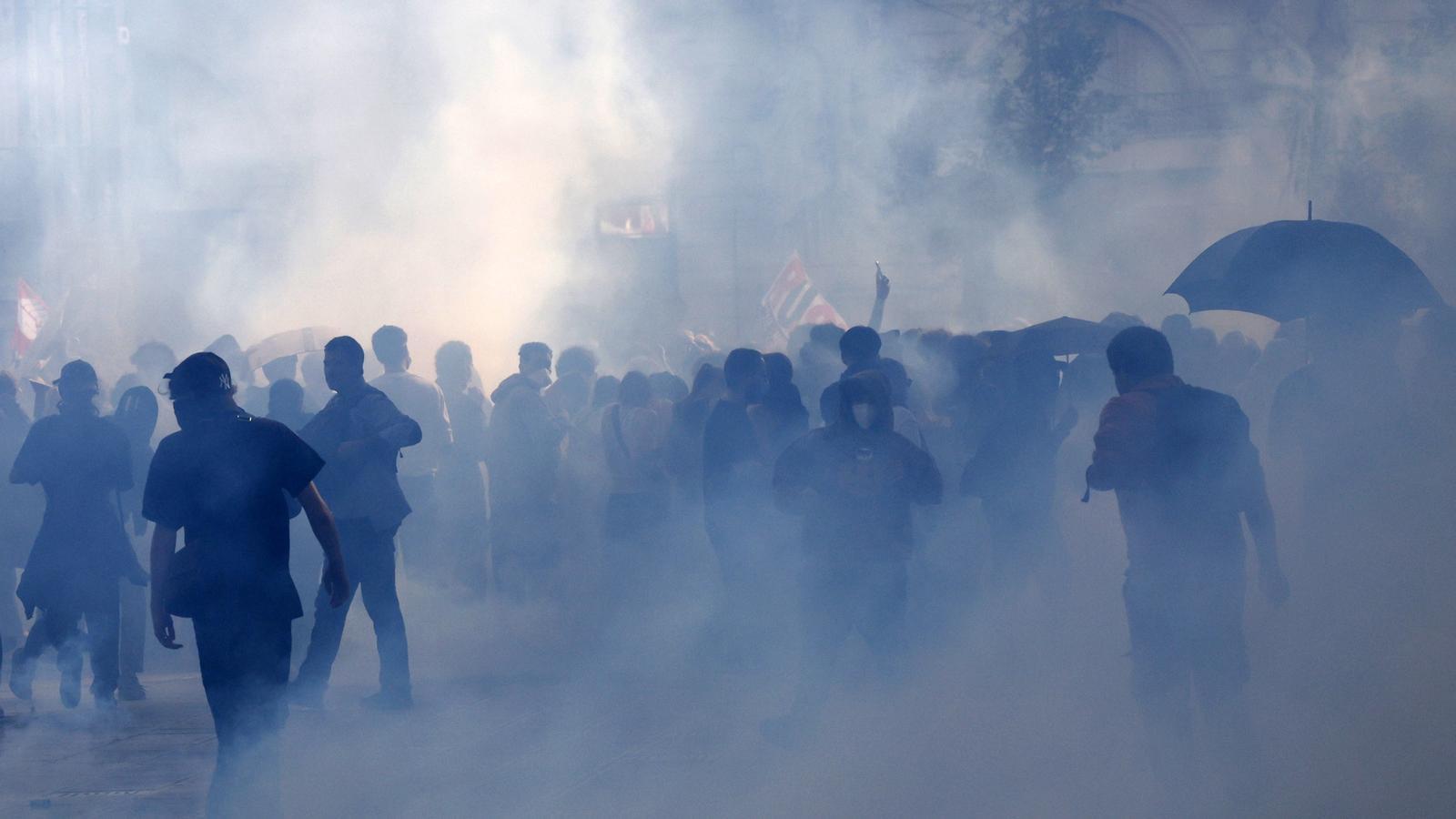Manifestantes entre gas lacrimógeno en Montpellier, durante las protestas estudiantiles que hace semanas recorren Francia.