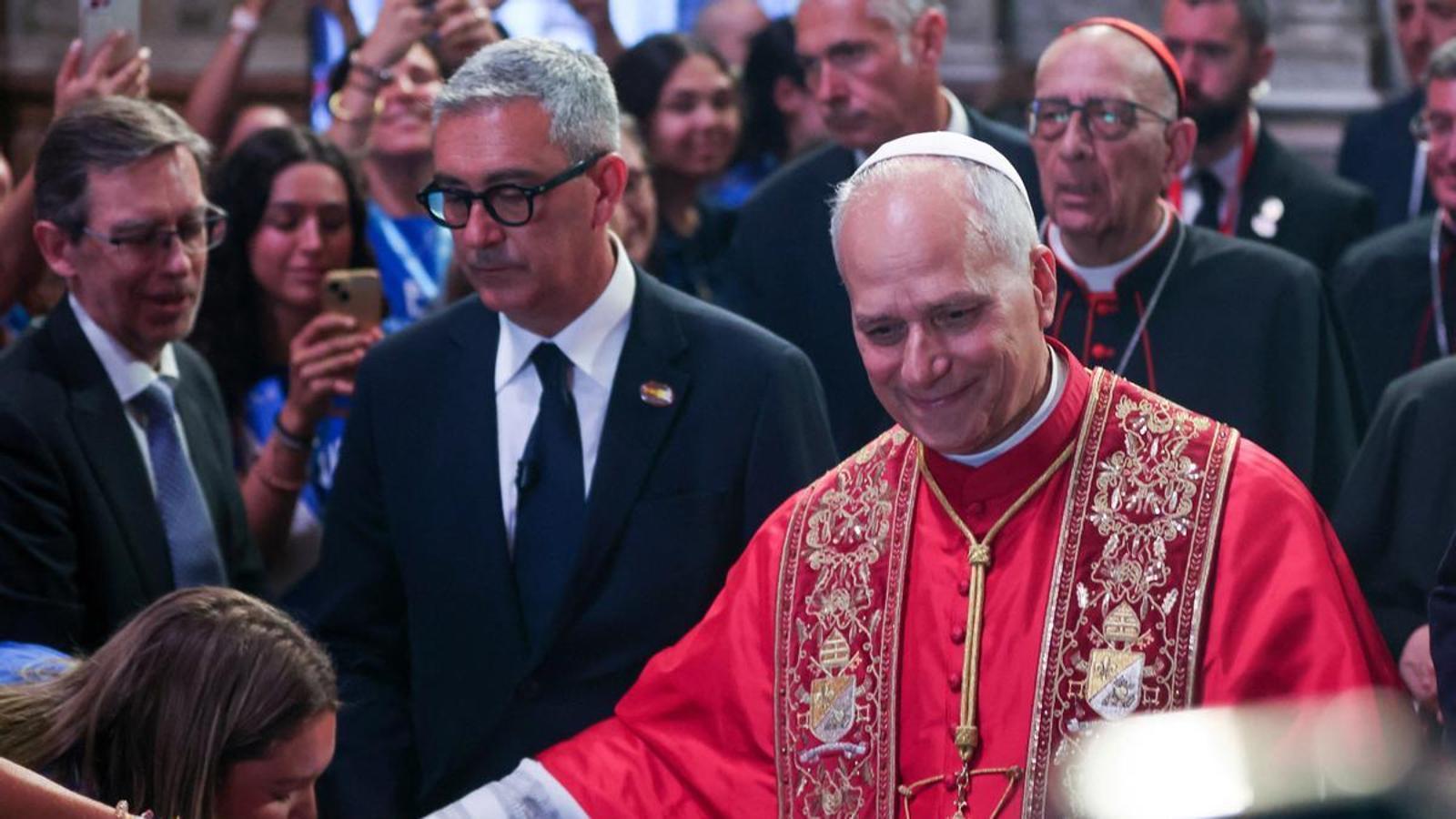 El papa León XIV saluda a los fieles mientras asiste a las oraciones del mediodía en la Catedral de la Santa Cruz y Santa Eulalia, durante su viaje apostólico, en Barcelona, España, el 9 de junio de 2026.