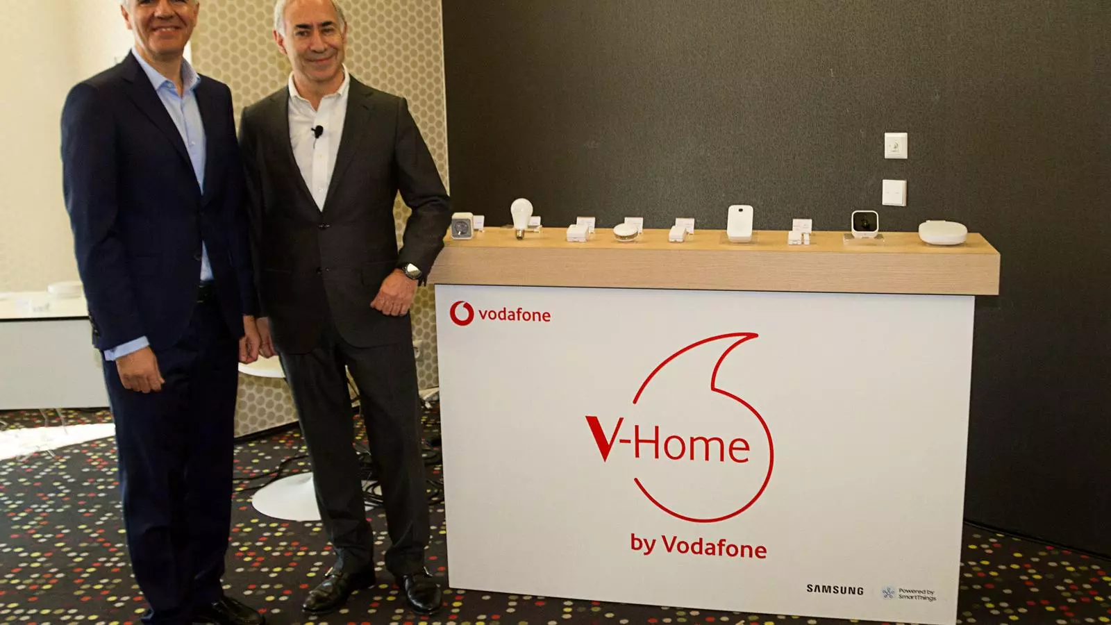 El responsable de Samsung a Espanya, Celestino García, i el conseller delegat de Vodafone a Espanya, António Coimbra.