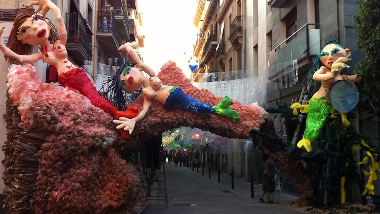 El carrer Verdi, guarnit per a les festes de Gràcia de 2011 / ARA